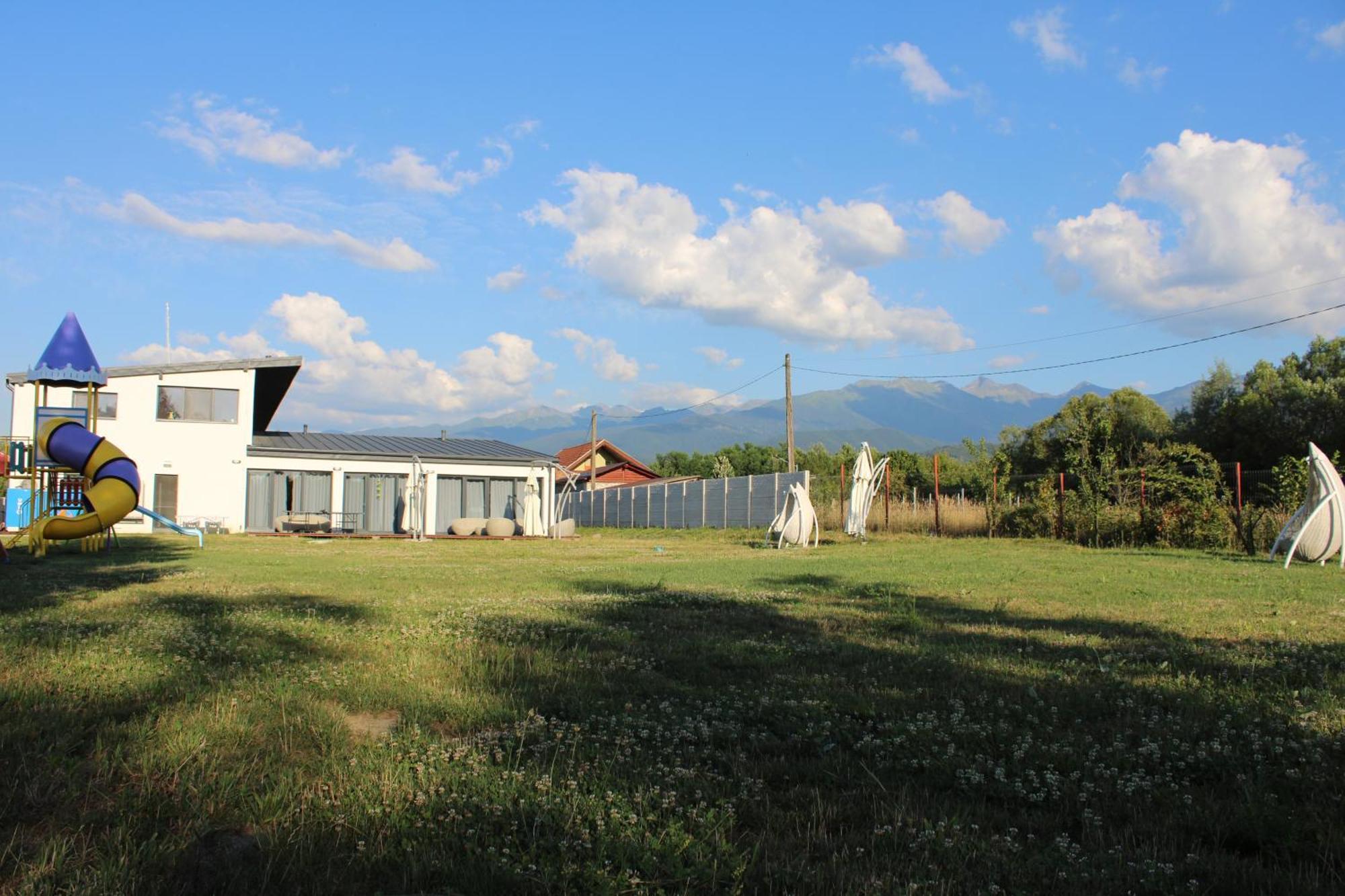 Jai Giridhari Villa Avrig Exterior photo