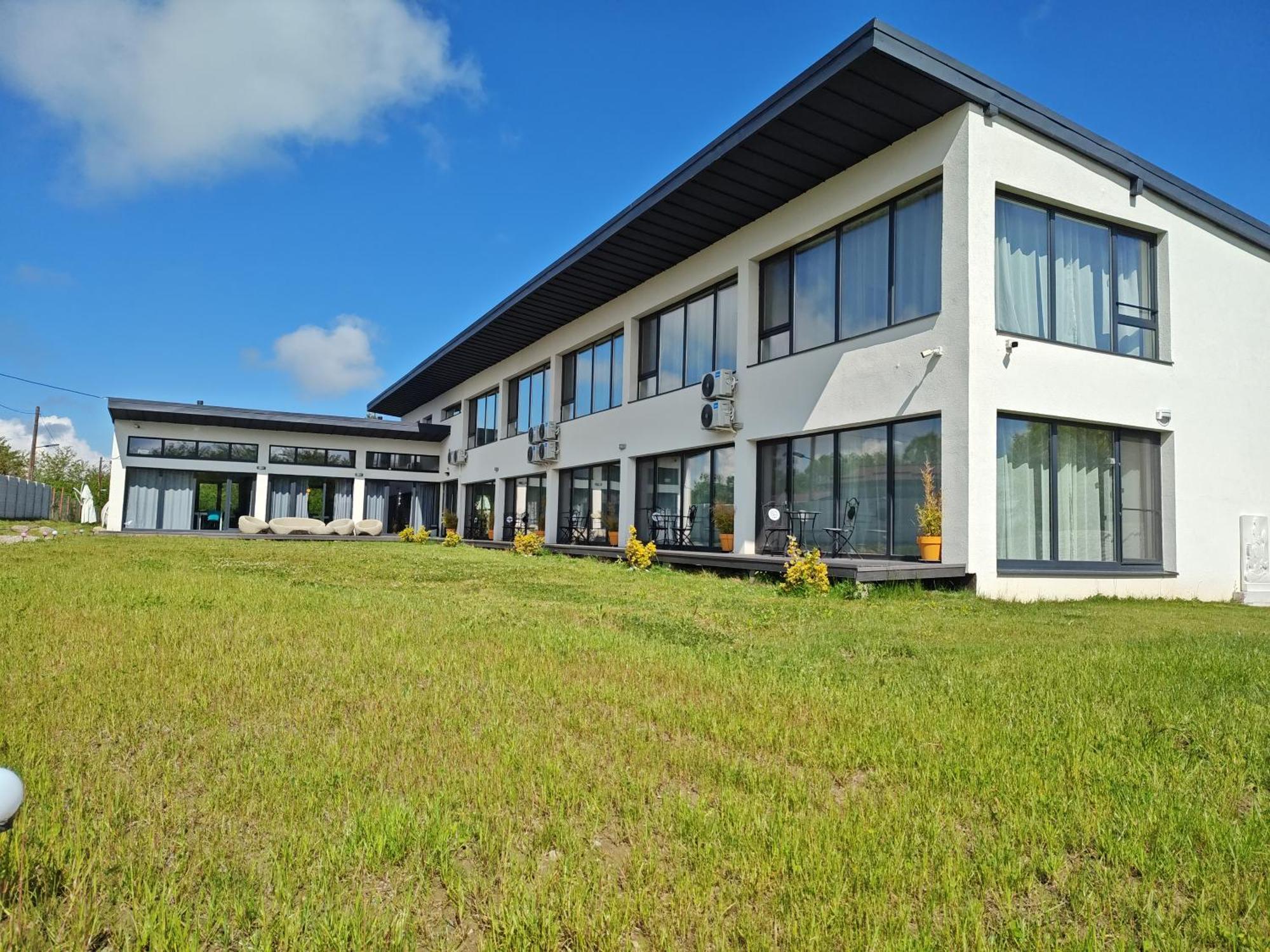 Jai Giridhari Villa Avrig Exterior photo